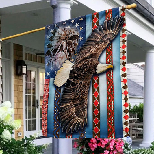 Casa y jardín con bandera de los nativos americanos