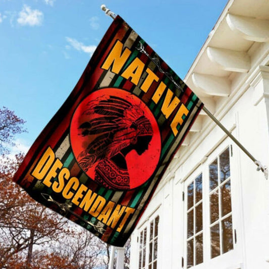 Casa y jardín con bandera de descendientes nativos de Estados Unidos