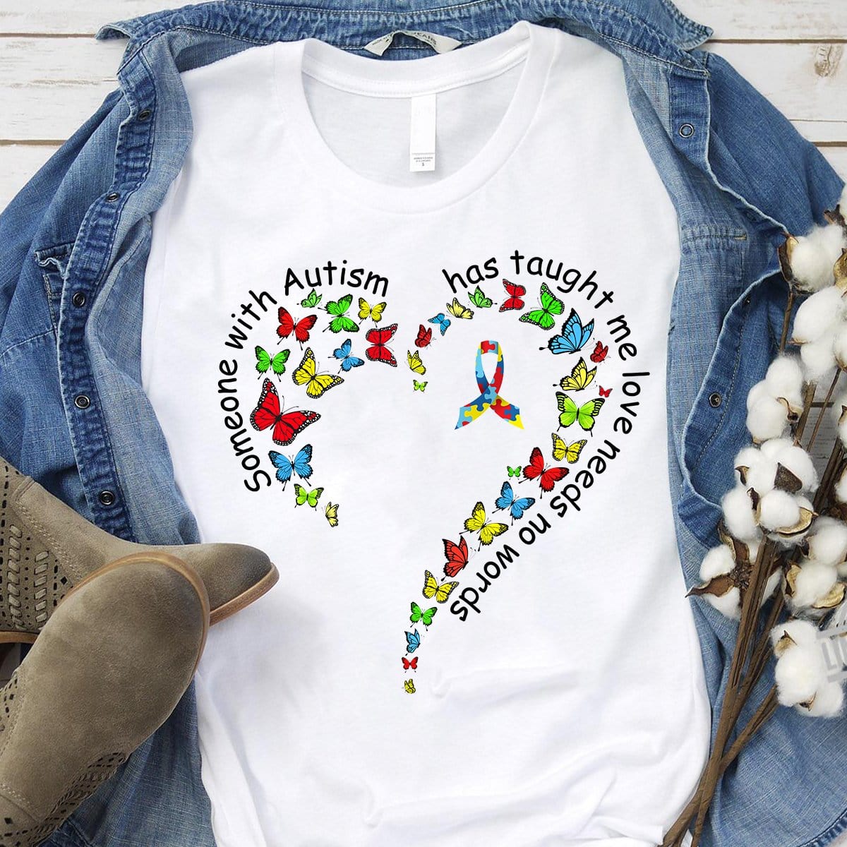 Camisetas de concienciación sobre el autismo Alguien con autismo Corazón y mariposa