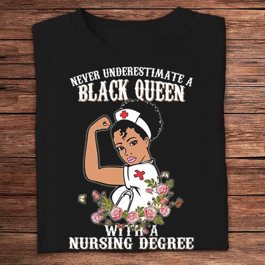 Nunca subestimes a una reina negra con un título de enfermería Camisetas afroamericanas
