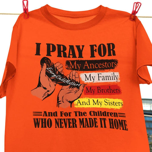 Oremos por nuestros antepasados, mi familia, mis hermanos y mis hermanas y por los niños, Día de la Camisa Naranja