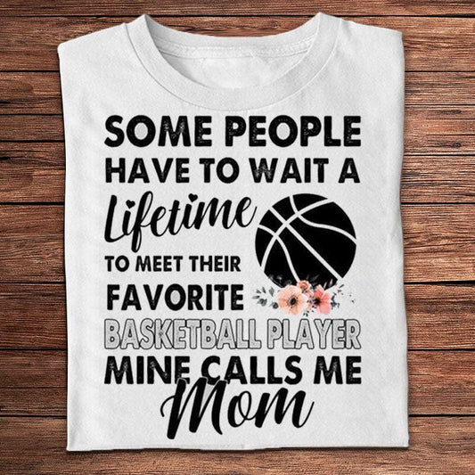 Algunas personas esperan toda una vida para conocer a su jugador de baloncesto favorito. El mío me llama mamá. Camisetas