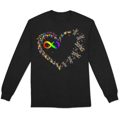 Camiseta de concienciación sobre el autismo, nunca caminarás solo con una pieza de rompecabezas con forma de corazón, libélula y arcoíris infinito
