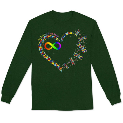 Camiseta de concienciación sobre el autismo, nunca caminarás solo con una pieza de rompecabezas con forma de corazón, libélula y arcoíris infinito