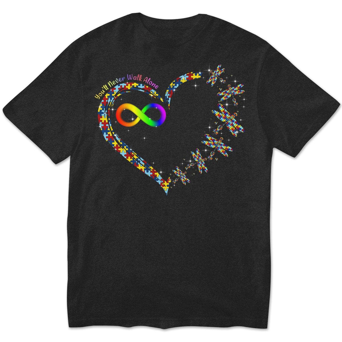 Camiseta de concienciación sobre el autismo, nunca caminarás solo con una pieza de rompecabezas con forma de corazón, libélula y arcoíris infinito