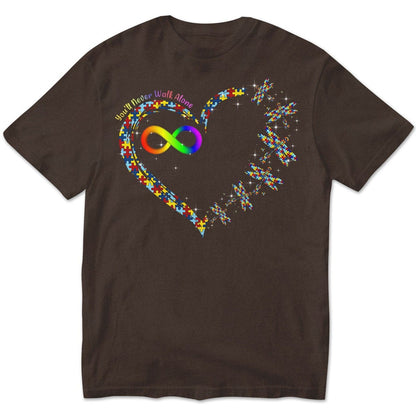 Camiseta de concienciación sobre el autismo, nunca caminarás solo con una pieza de rompecabezas con forma de corazón, libélula y arcoíris infinito