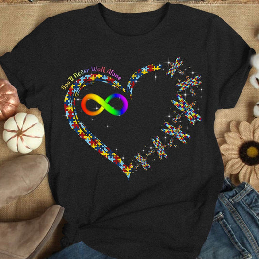 Camiseta de concienciación sobre el autismo, nunca caminarás solo con una pieza de rompecabezas con forma de corazón, libélula y arcoíris infinito