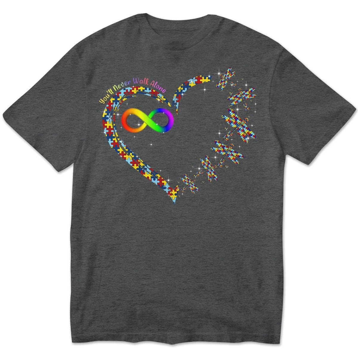 Camiseta de concienciación sobre el autismo, nunca caminarás solo con una pieza de rompecabezas con forma de corazón, libélula y arcoíris infinito