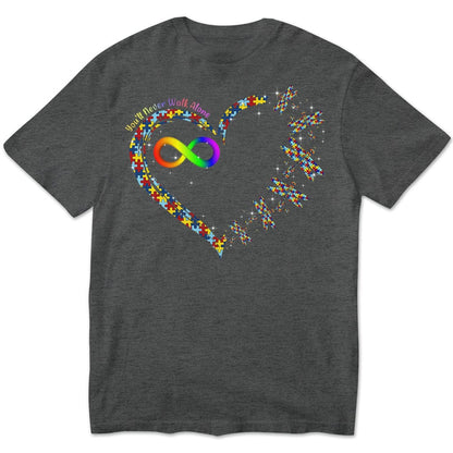 Camiseta de concienciación sobre el autismo, nunca caminarás solo con una pieza de rompecabezas con forma de corazón, libélula y arcoíris infinito