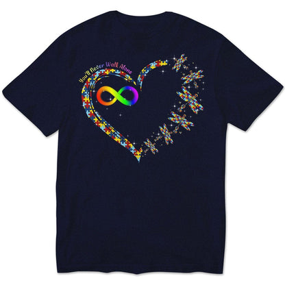 Camiseta de concienciación sobre el autismo, nunca caminarás solo con una pieza de rompecabezas con forma de corazón, libélula y arcoíris infinito