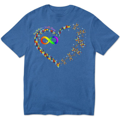 Camiseta de concienciación sobre el autismo, nunca caminarás solo con una pieza de rompecabezas con forma de corazón, libélula y arcoíris infinito