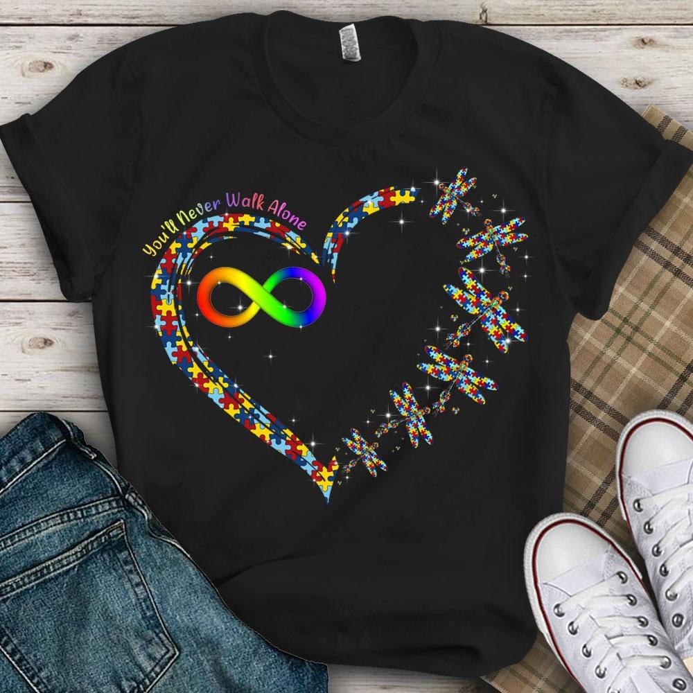 Camiseta de concienciación sobre el autismo, nunca caminarás solo con una pieza de rompecabezas con forma de corazón, libélula y arcoíris infinito