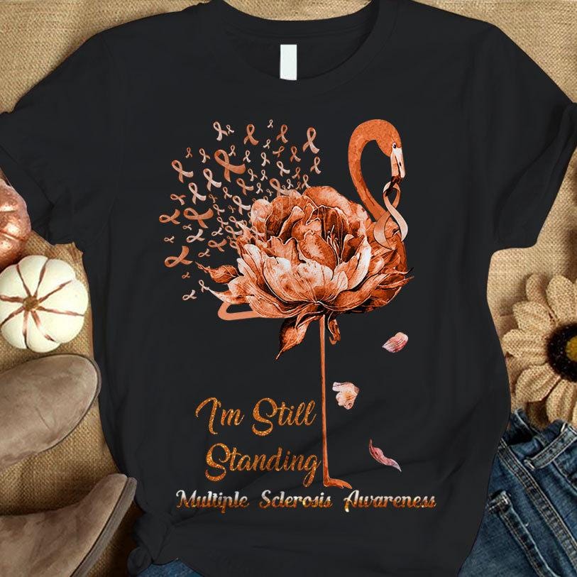 Todavía estoy de pie, flamenco con lazo naranja, camiseta divertida para concienciar sobre la esclerosis múltiple