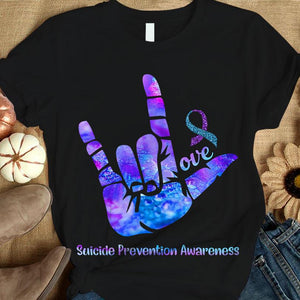 Camiseta con el mensaje Amor, lazo y lazo en la mano para concientizar sobre el mes de la prevención del suicidio