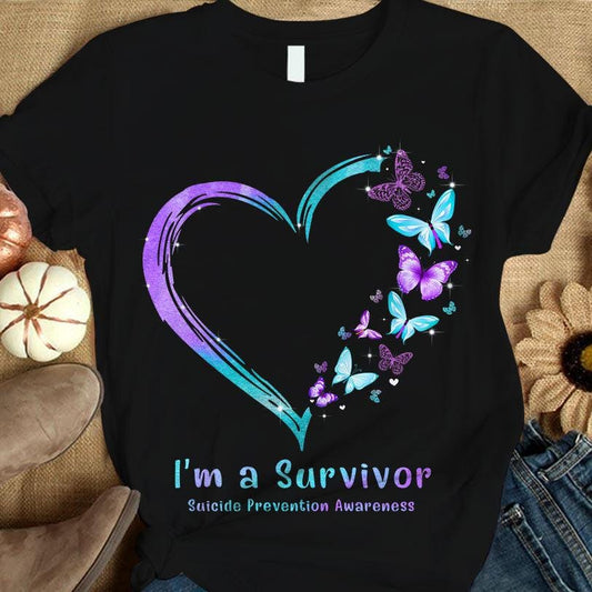 Camiseta con el mensaje "Soy un sobreviviente" para concienciar sobre la prevención del suicidio y el corazón de mariposa