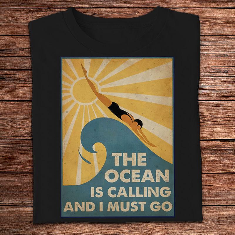 El océano me llama y debo ir a nadar Camisetas