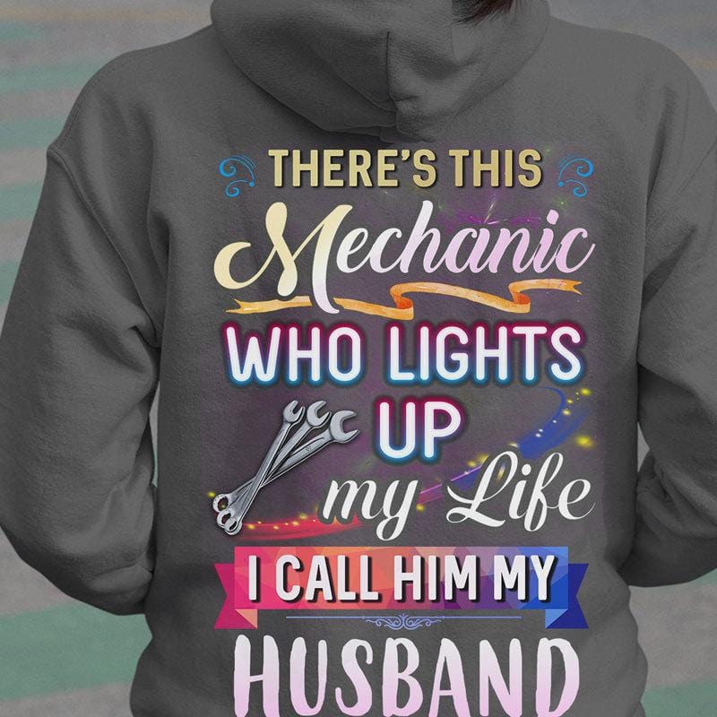 Hay un mecánico que ilumina mi vida. Lo llamo mi marido. Camisetas