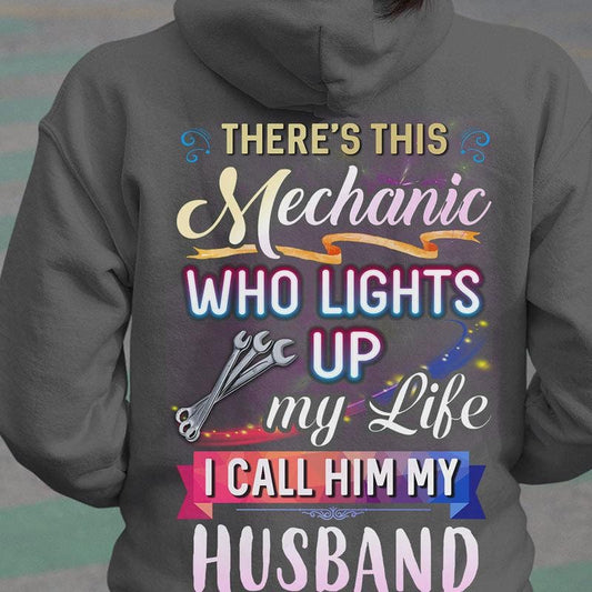 Hay un mecánico que ilumina mi vida. Lo llamo mi marido. Camisetas