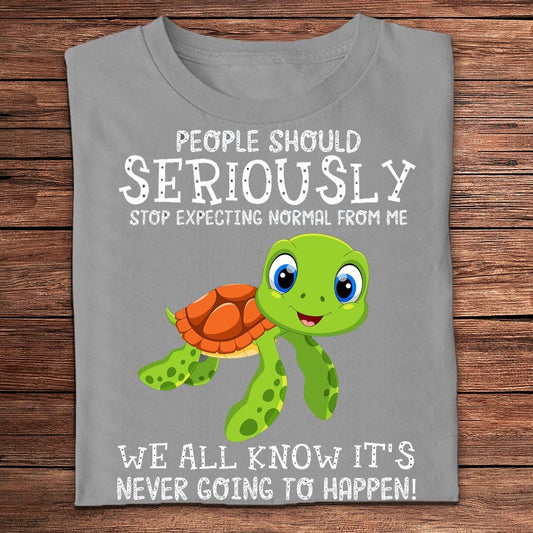 La gente debería dejar de esperar algo normal de mí. Camisetas de tortuga