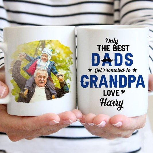 Taza personalizada del Día del Padre con el mensaje "Solo los mejores papás ascienden a abuelo"