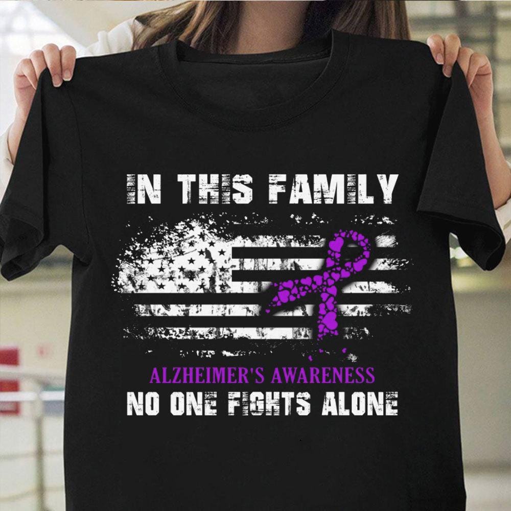 En esta familia nadie lucha solo, camiseta con la bandera estadounidense con lazo morado y concienciación sobre el Alzheimer