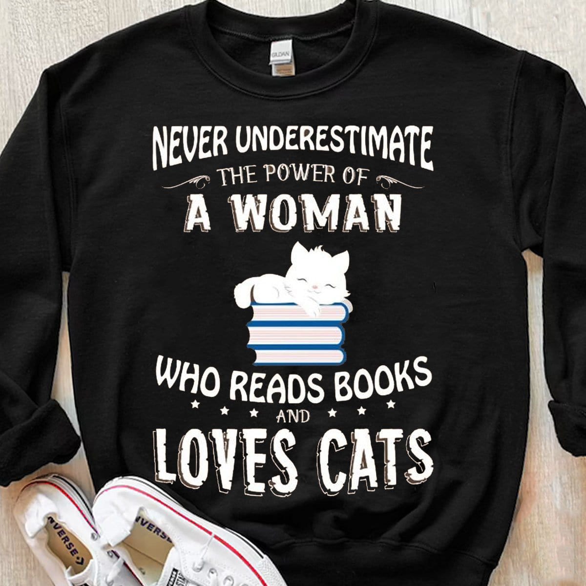 Nunca subestimes a una mujer que lee libros y ama a los gatos