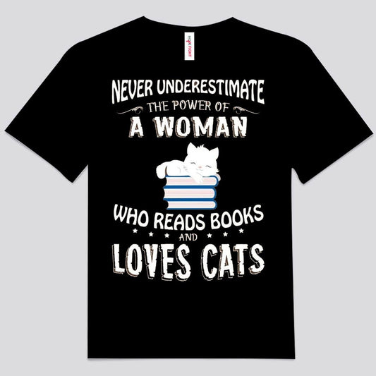 Nunca subestimes a una mujer que lee libros y ama a los gatos
