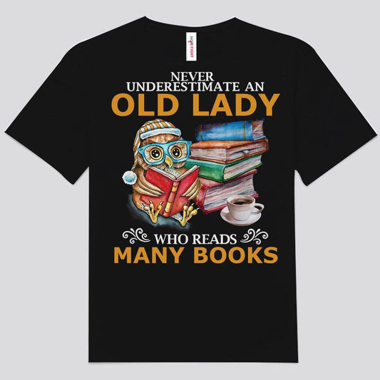 Nunca subestimes a una anciana que lee muchos libros Camisetas