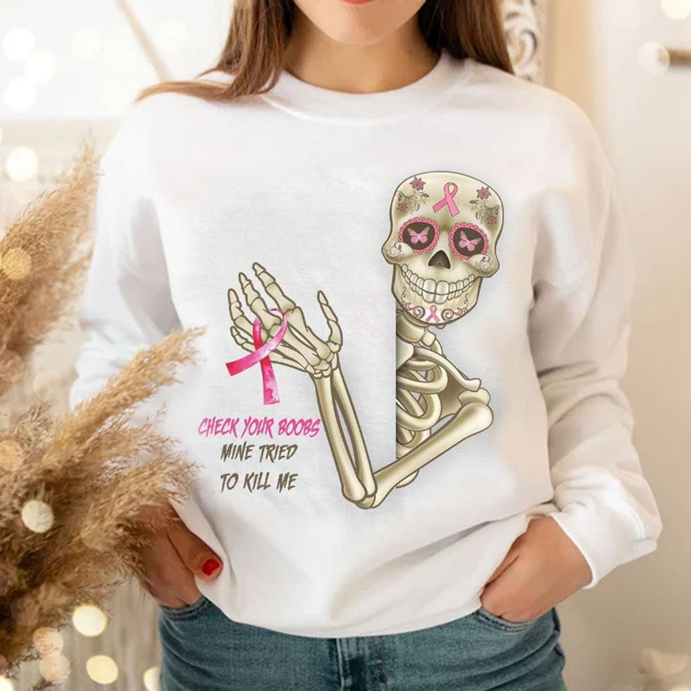 Sudadera con capucha y camiseta con esqueleto de cáncer de mama. Revisa tus tetas. La mía intentó matarme.