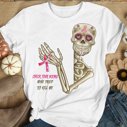 Revisa tus senos. La mía intentó matarme. Camisetas de esqueletos sobre cáncer de mama.