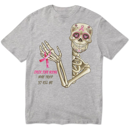 Revisa tus senos. La mía intentó matarme. Camisetas de esqueletos sobre cáncer de mama.