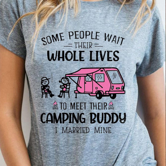 Camisetas divertidas para acampar La gente espera toda su vida para conocer a un amigo. Me casé con el mío.