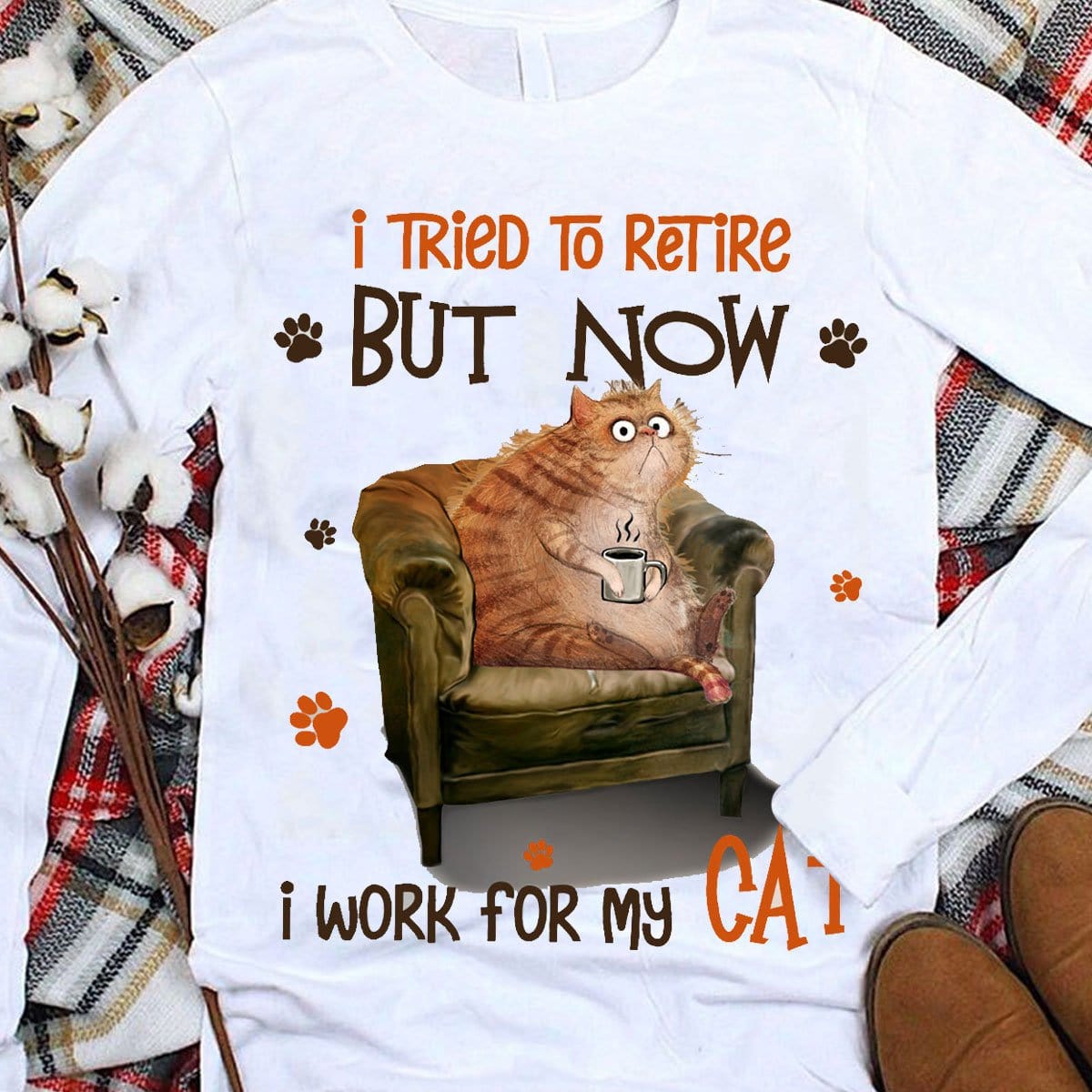 T intenté jubilarme pero ahora trabajo para mi gato camisetas