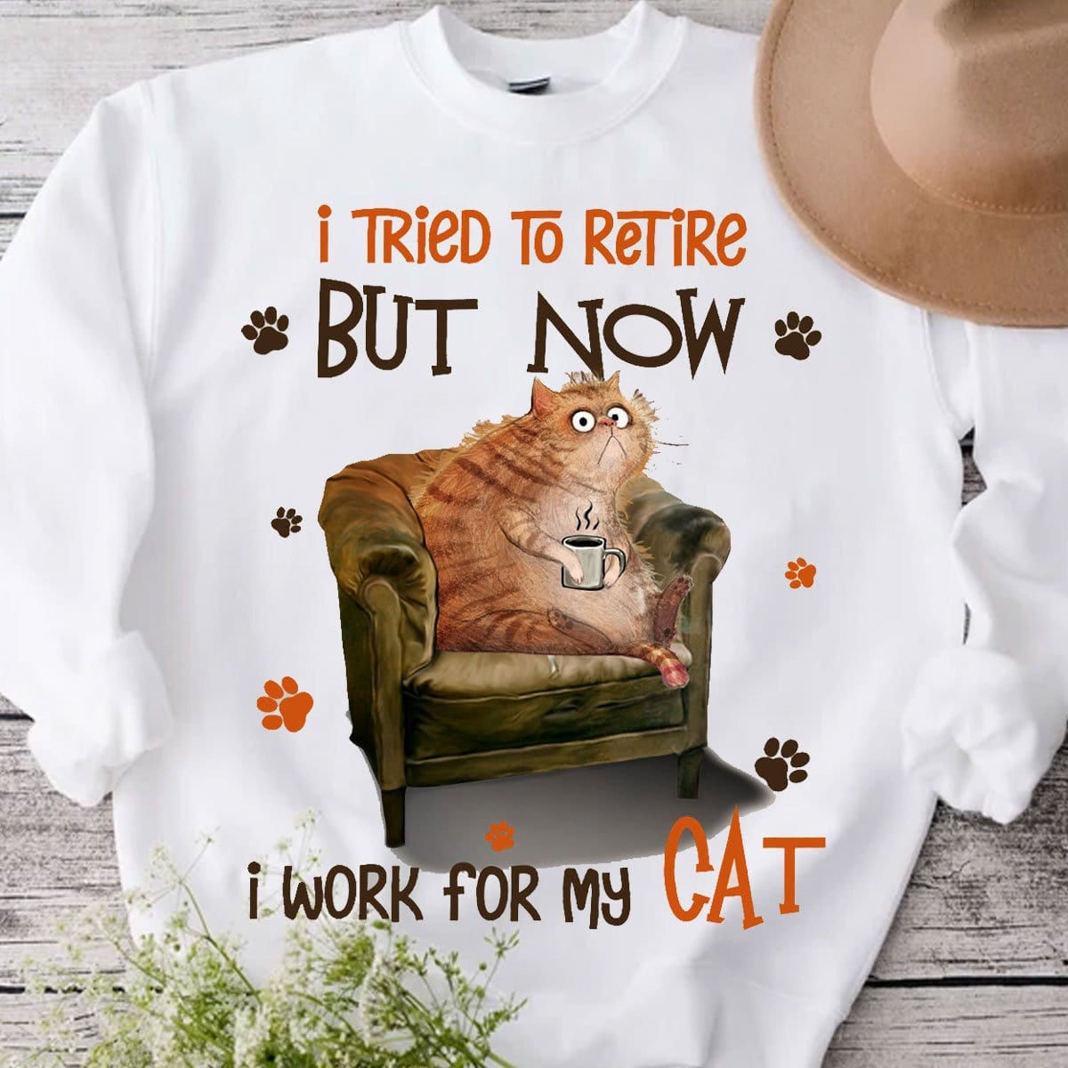 T intenté jubilarme pero ahora trabajo para mi gato camisetas