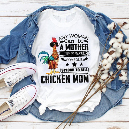 Cualquier mujer puede ser madre, pero es especial ser una mamá gallina.