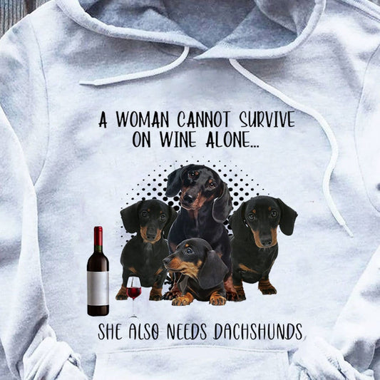 Una mujer no puede sobrevivir solo con vino, también necesita perros salchichas Sudadera con capucha y camisetas