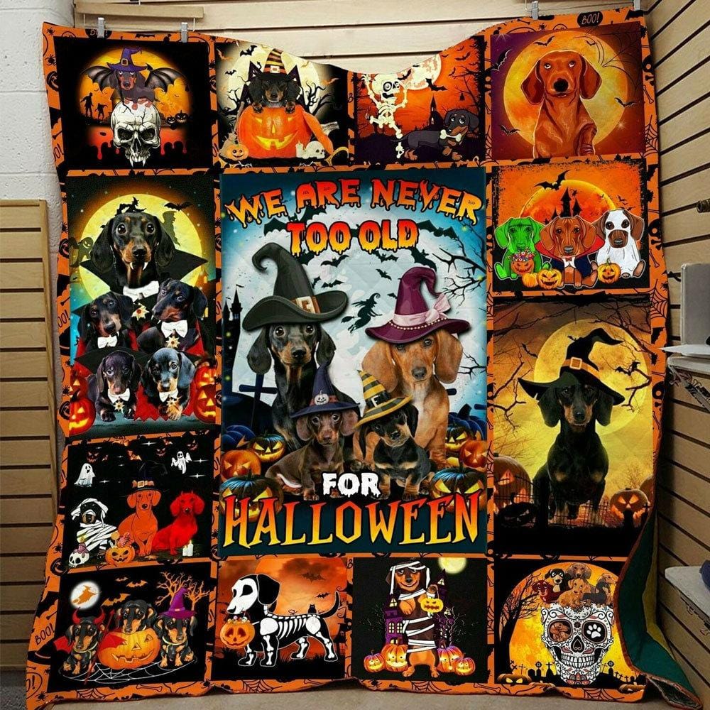 Nunca somos demasiado mayores para la manta, el vellón y la sherpa de Halloween con forma de perro salchicha
