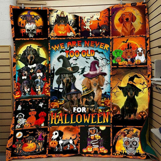 Nunca somos demasiado mayores para la manta, el vellón y la sherpa de Halloween con forma de perro salchicha