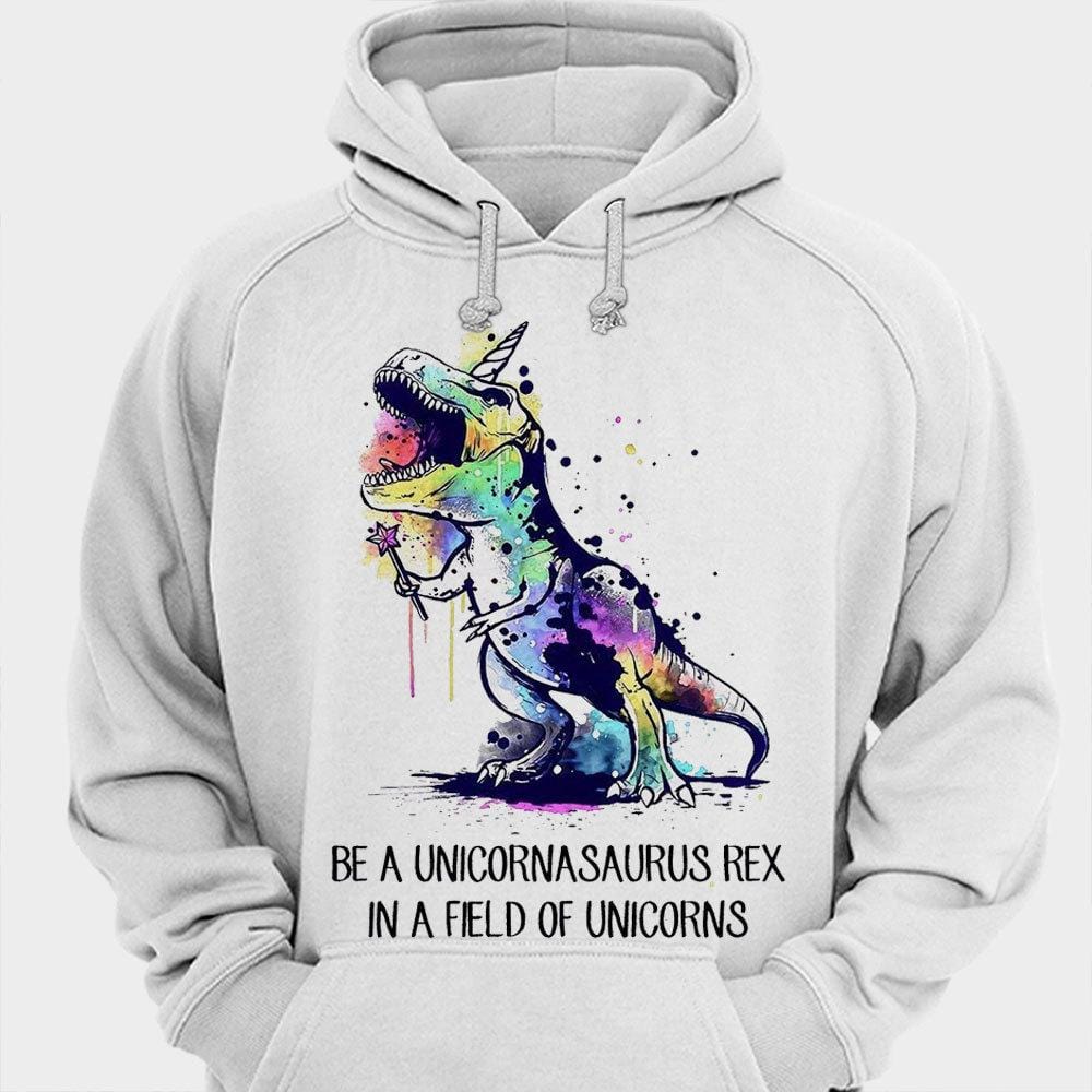 Sé un unicornio, un saurio rex en un campo de unicornios, camisetas de dinosaurios