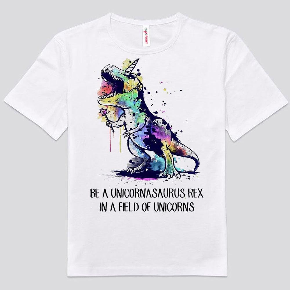Sé un unicornio, un saurio rex en un campo de unicornios, camisetas de dinosaurios
