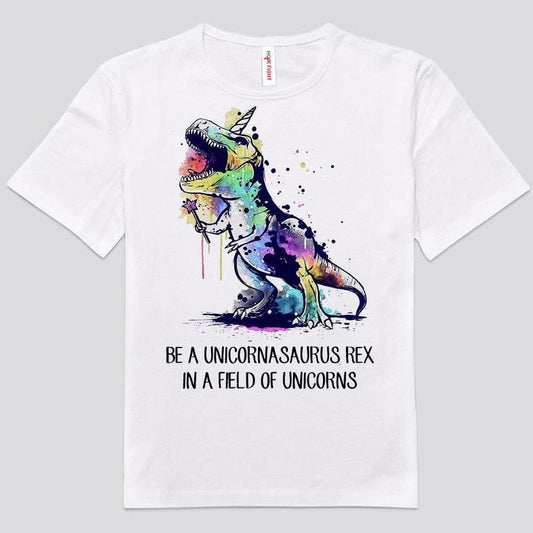 Sé un unicornio, un saurio rex en un campo de unicornios, camisetas de dinosaurios