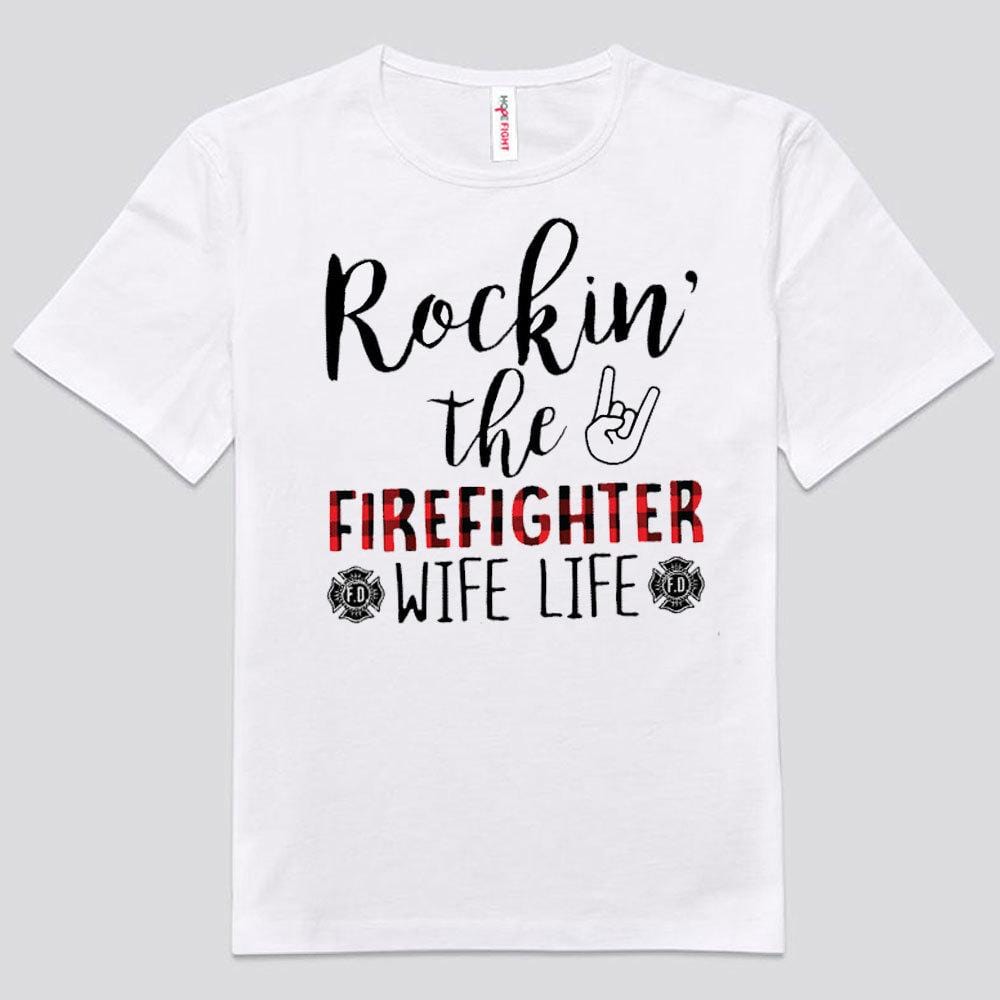 Camisetas Rockin' The Firefighter Wife Life