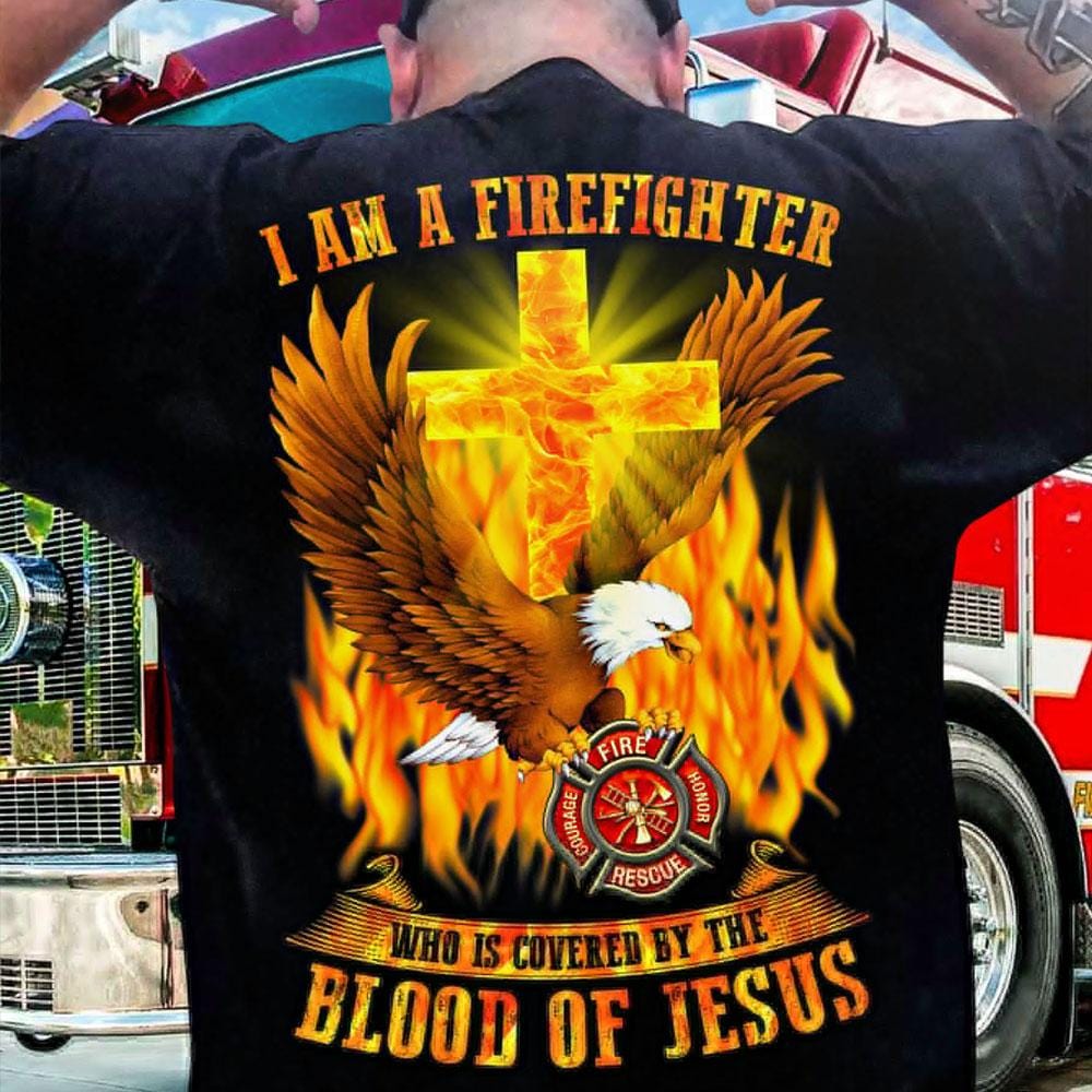 Soy un bombero cubierto por la sangre de Jesús Camisetas