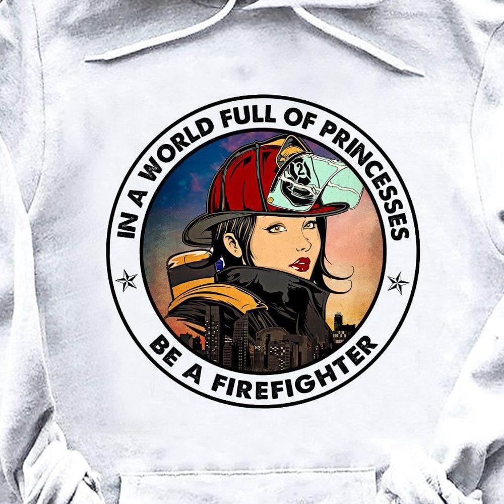 En un mundo lleno de princesas, sé bombero. Camisetas