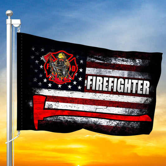 Casa y jardín con bandera de bomberos del departamento de bomberos