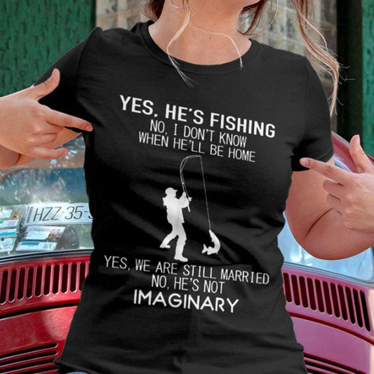 Camisetas divertidas de pesca para mujeres Sí, él está pescando