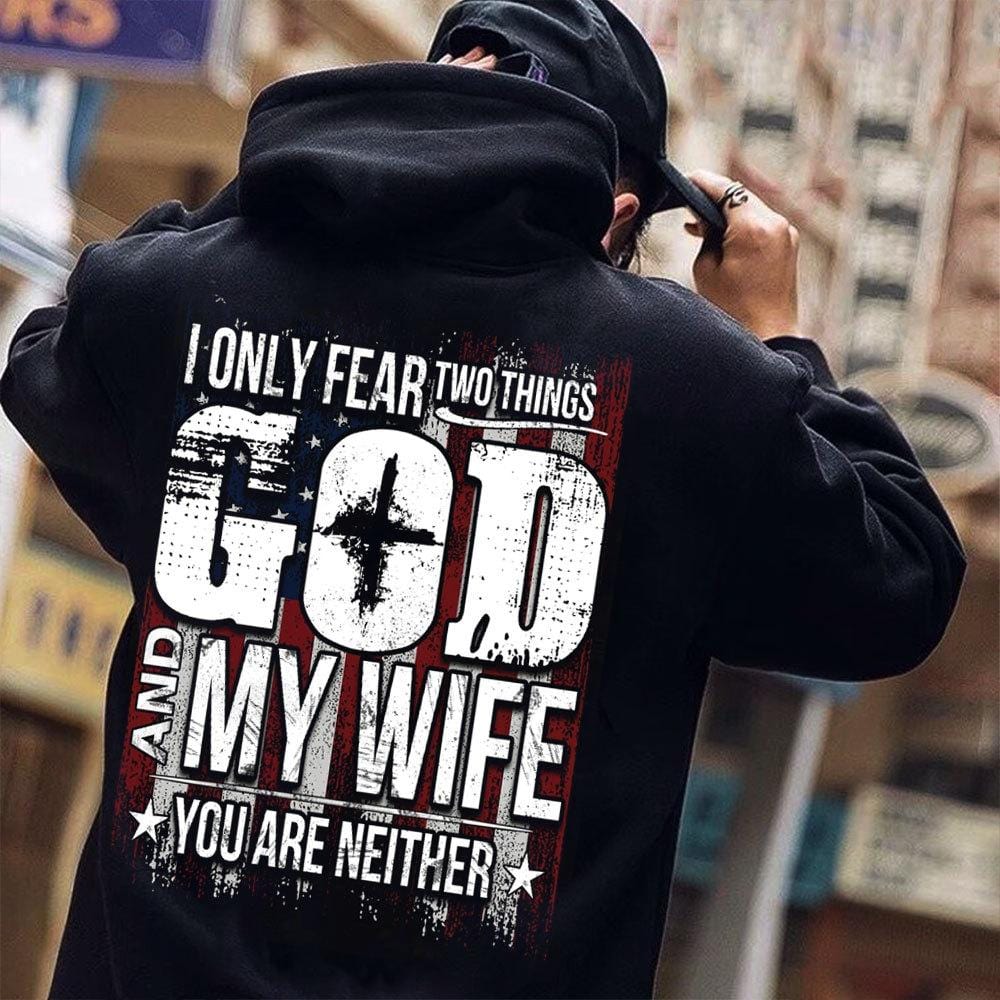 Solo temo a dos cosas Dios y mi esposa No eres ninguna de las dos Camisetas