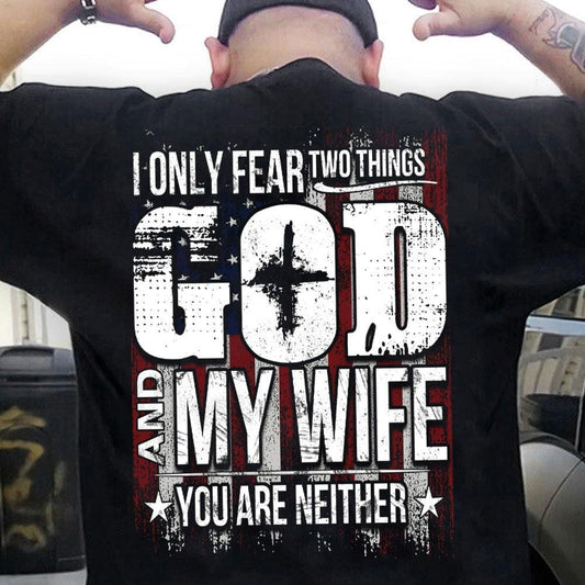 Solo temo a dos cosas Dios y mi esposa No eres ninguna de las dos Camisetas