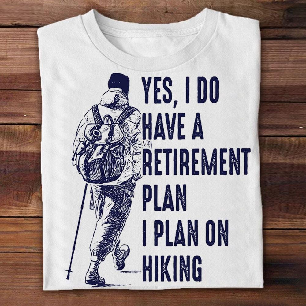 Sí, tengo un plan de jubilación. Planeo hacer senderismo. Camisetas