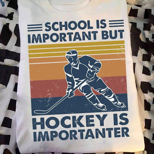 Camisetas de hockey vintage, la escuela es importante pero el hockey es más importante, camisetas de hockey divertidas